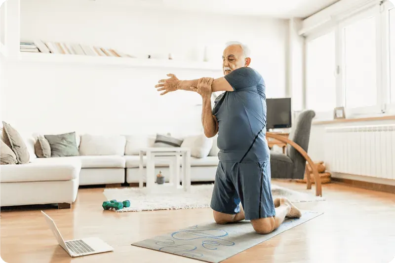 Anciano haciendo yoga